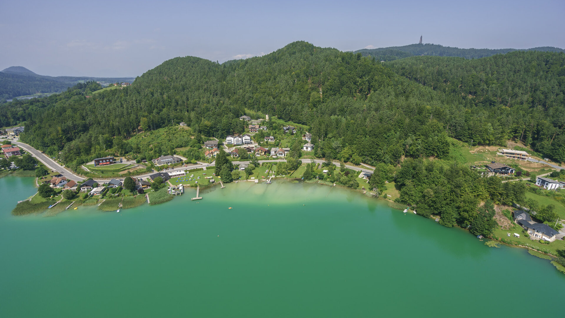 <p>Keutschacher See im Seental Keutschach mit Blick auf den Aussichtsturm Pyramidenkogel.</p>