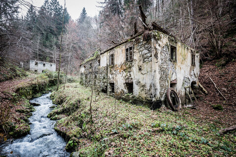 <p>Lost Places im Alpen-Adria-Raum. Verfallene und vergessen Gebäude bei den spannenden Gravelbike Touren vom Wörthersee aus entdecken.</p><p>Am Bild Ruinen des alten Mühlendorfes in der Nähe von Arnoldstein.</p>