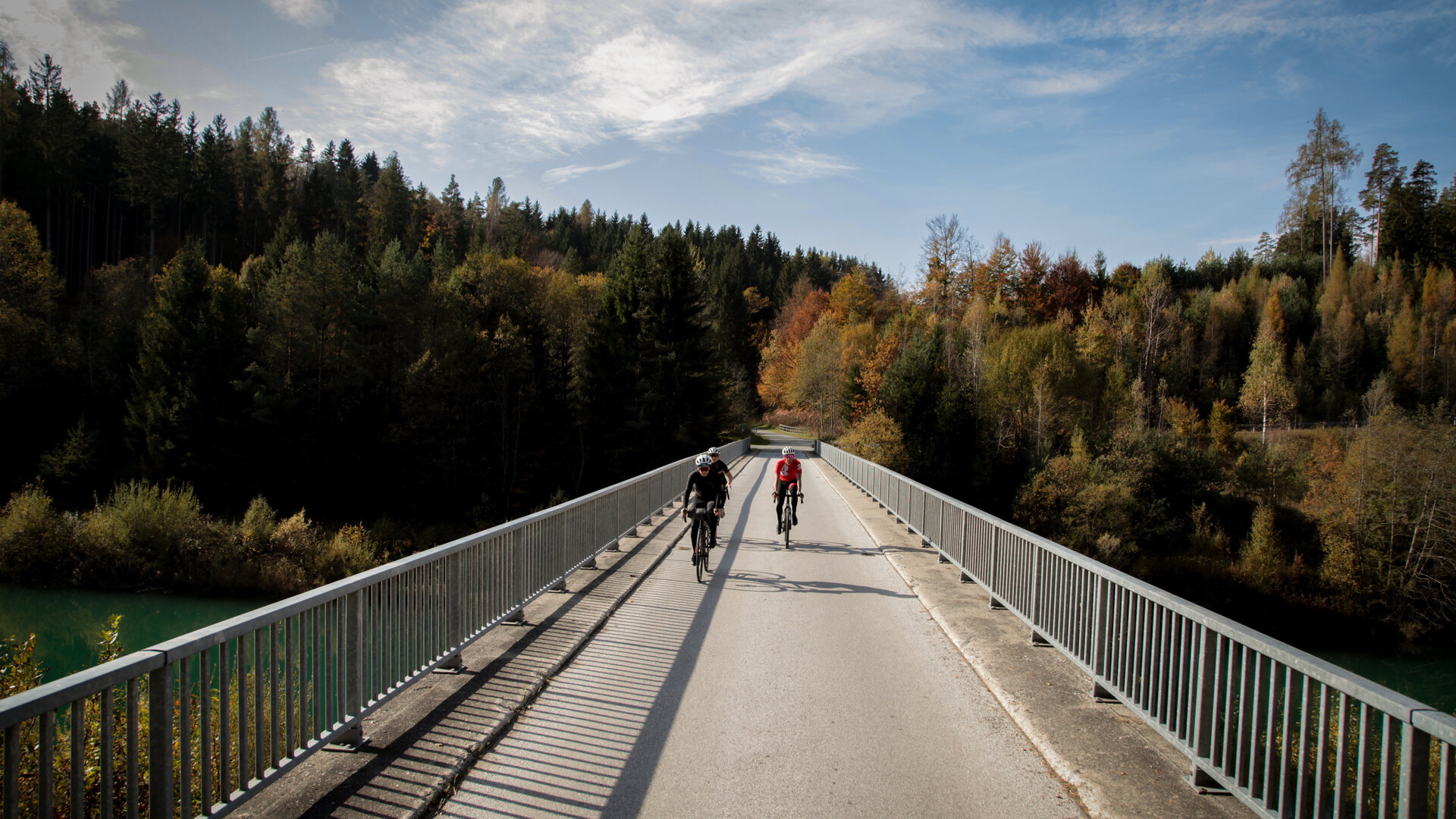 <p>Gravelbike Gruppe in traumhafter Herbststimmung am Wörthersee. Schotter und tolle Spots in Kärnten.</p>