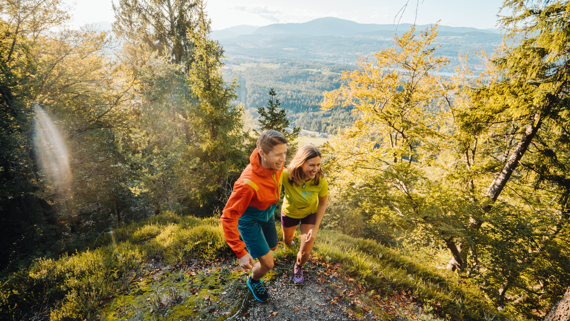 <p>Paar beim Wandern in den Hügeln und entlang des Ufers am Wörthersee.</p>