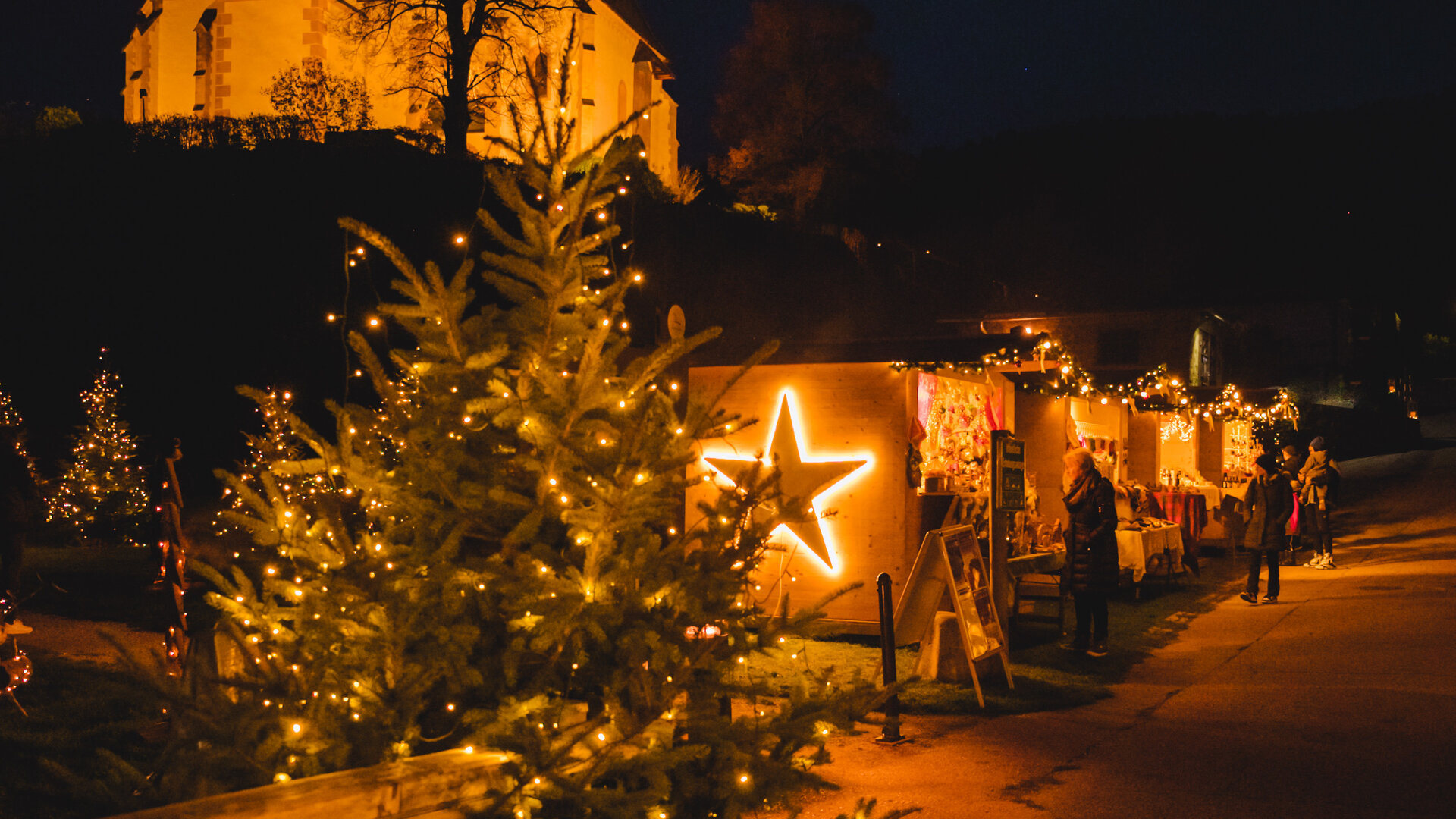 <p>Romantischer Kirchenadvent für die ganze Familie in Maria Wörth. Ein stimmungsvoller Advent mit der fast 900 Jahr alten Winterkirche.</p>