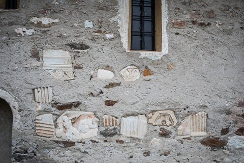 <p>Lost Places im Alpen-Adria-Raum. Verfallene und vergessen Gebäude bei den spannenden Gravelbike Touren vom Wörthersee aus entdecken.</p><p>Am Bild die Kapelle in Gratschach in deren Mauer alte römische Grabsteine eingemauert wurden.</p>