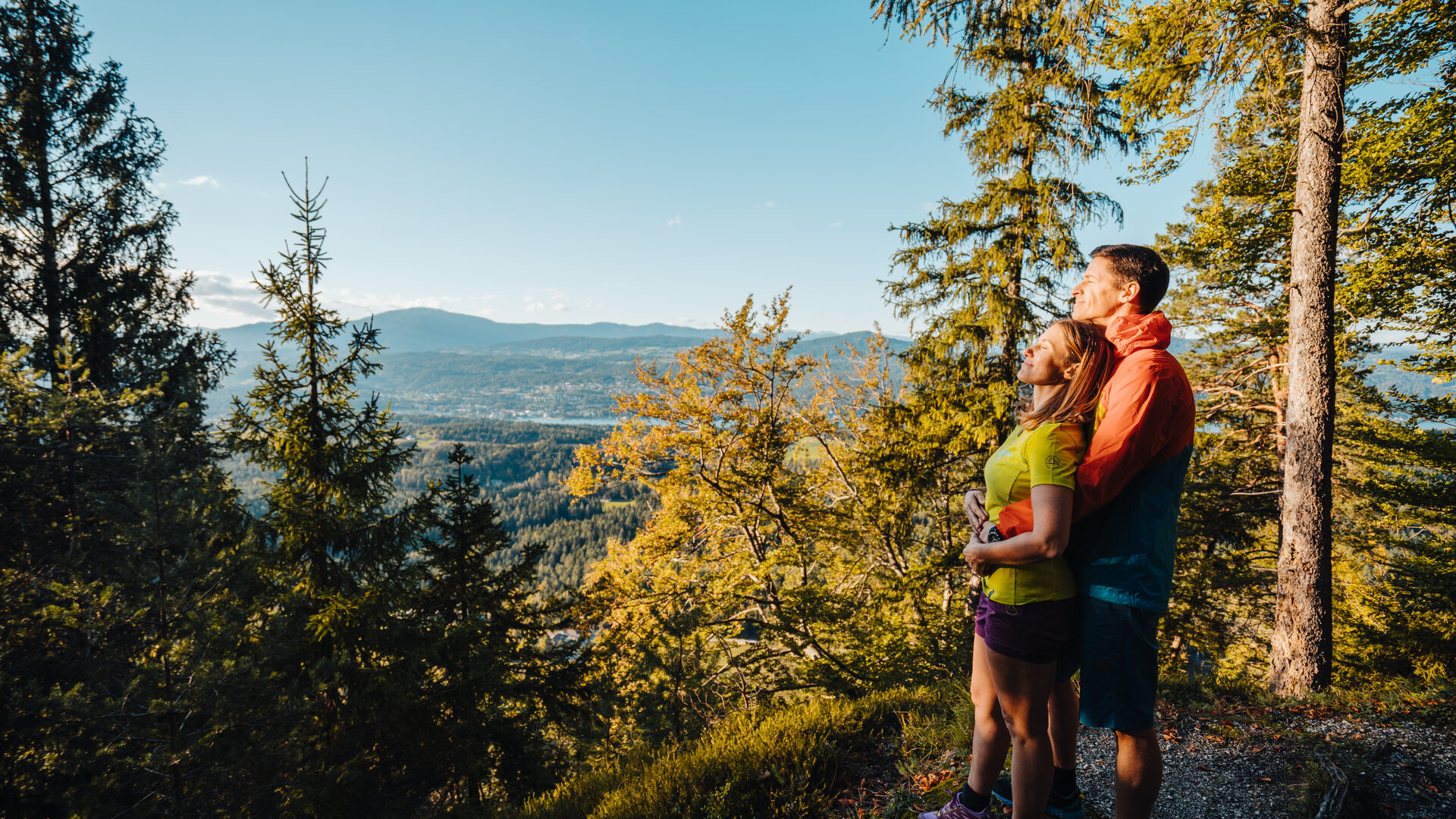 Pärchen beim Aussichtgenießen am Wörthersee Rundwanderweg