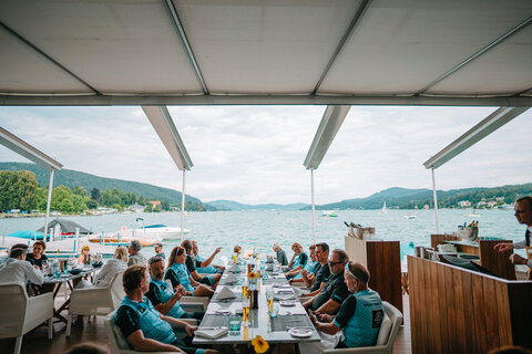 <p>Gruppe bei einer Rennrad Tour am Wörthersee. Entspannter Genuss bei selektiven Routen am Straßenrad.</p>