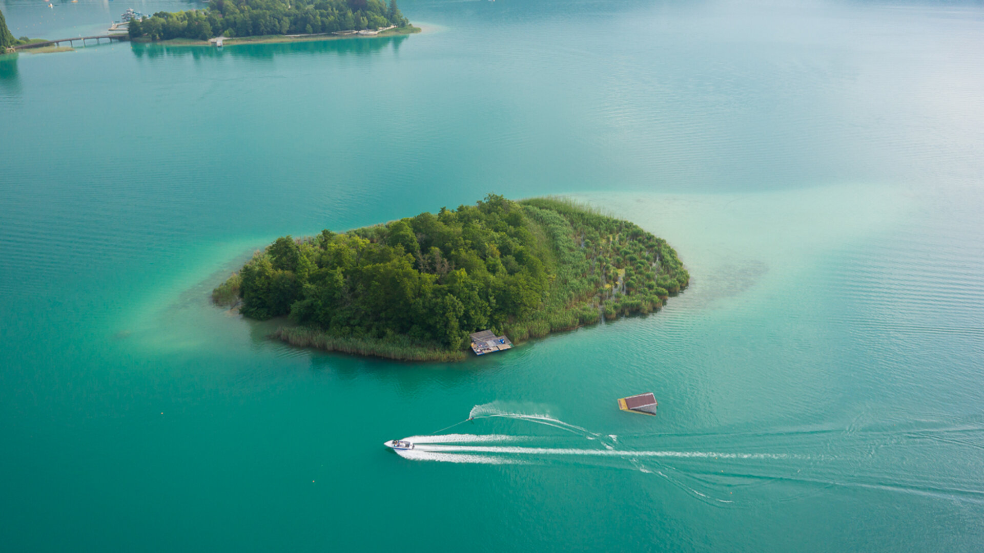 <p>Luftaufnahme Wörthersee mit Kapuzinerinsel.</p>