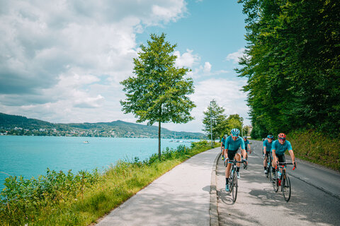 <p>Gruppe bei einer Rennrad Tour am Wörthersee. Entspannter Genuss bei selektiven Routen am Straßenrad.</p>