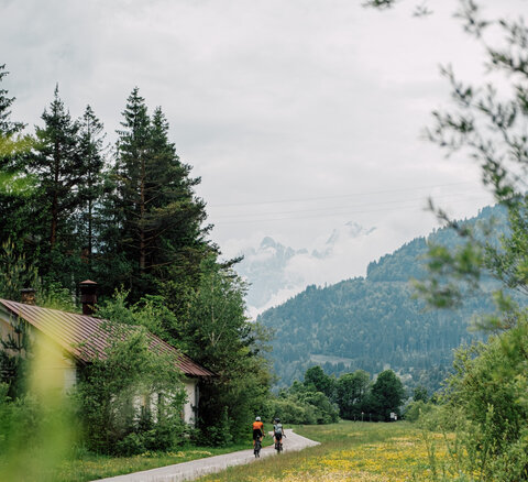 <p>Gravelbiken entlang des Ciclovia Alpe Adria bei Malborghetto.</p><p>Gravelbike Touren. Vom Wörthersee aus mit dem Gravelbike Kärnten, Slowenien und Italien entdecken. Grenzenlos in der Natur biken und spannende Lost Places erleben.</p>