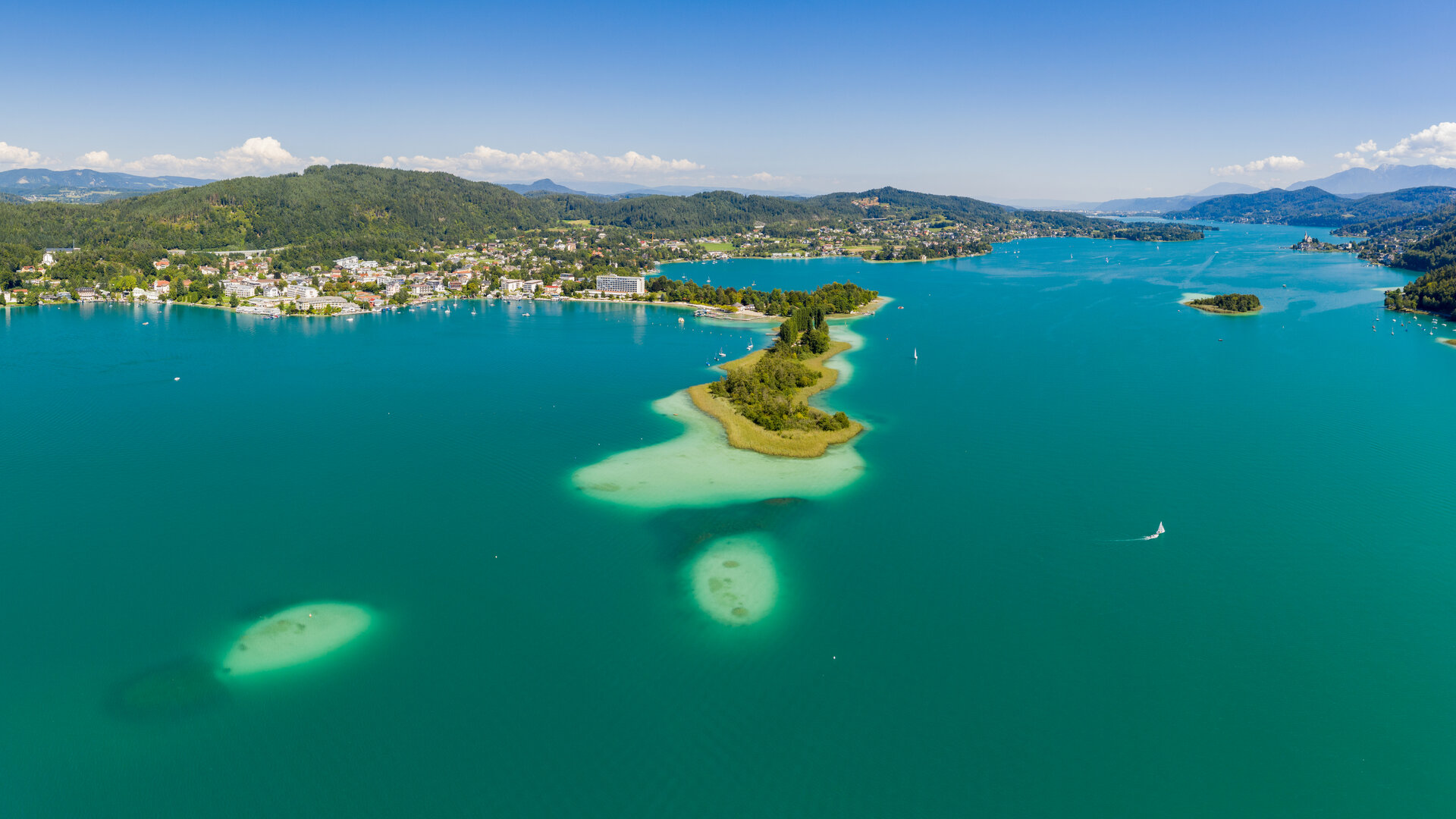 <p>Pörtschach besticht durch seine prachtvollen Villen und stilvollen Seehäuser. Vor allem schätzen die Gäste die zwei Kilometer lange Seepromenade, den türkisblauen See mit Trinkwasserqualität und das milde Klima.</p>