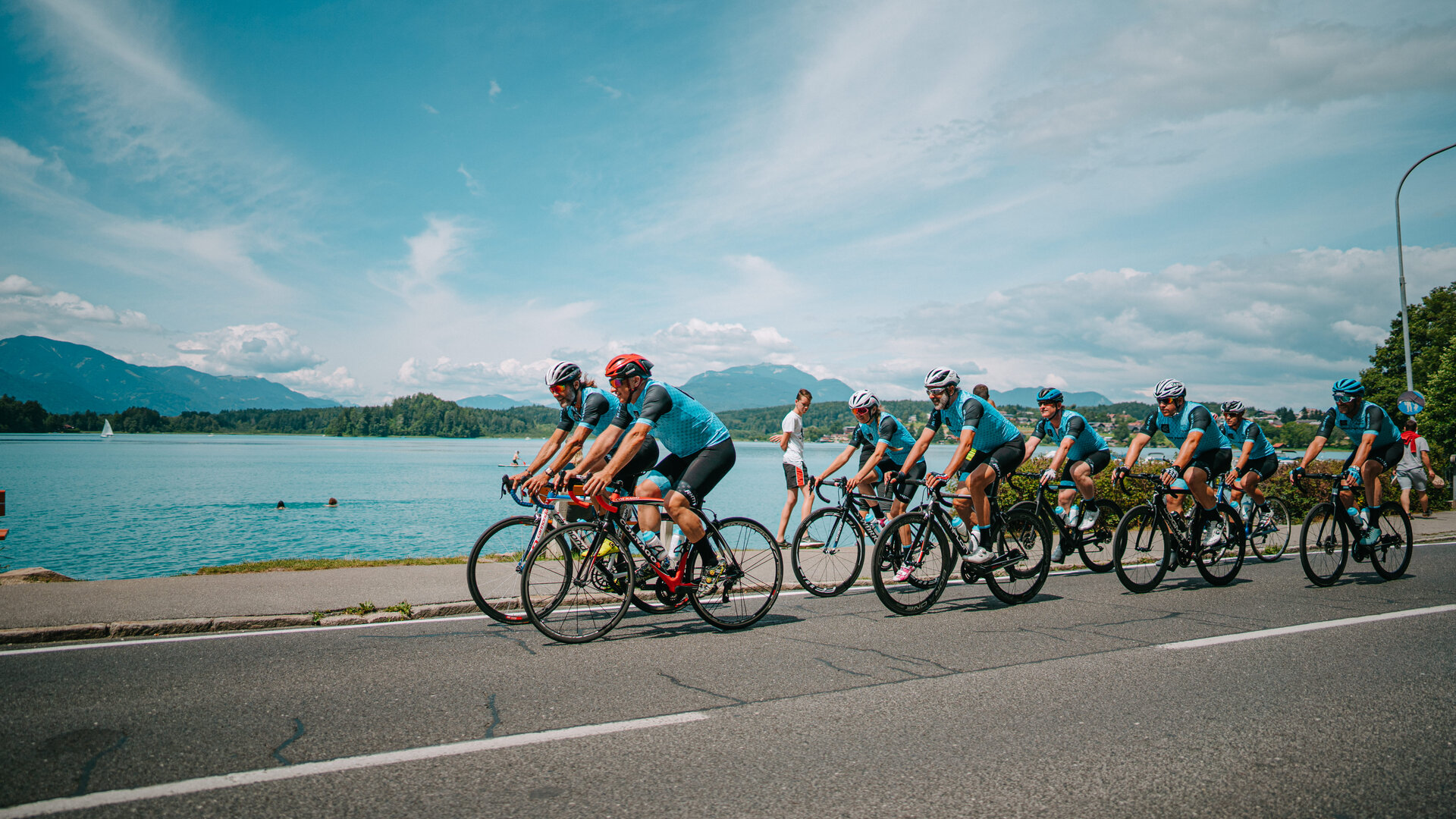 <p>Gruppe bei einer Rennrad Tour am Wörthersee. Entspannter Genuss bei selektiven Routen am Straßenrad.</p>