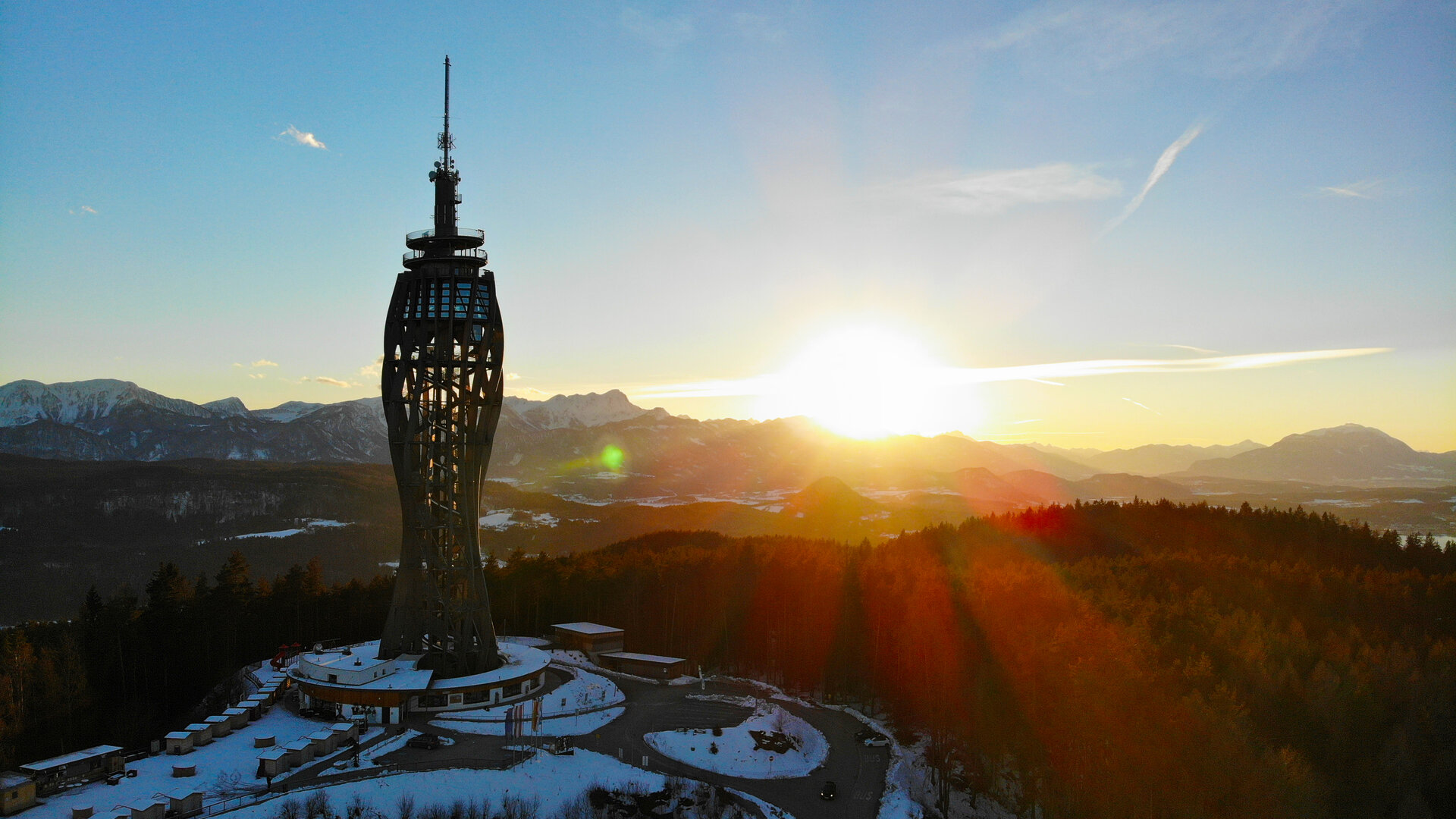 <p>Advent am Pyramidenkogel. Unter dem weltweit höchsten Holz-Aussichtsturm lädt die Gemeinde Keutschach am See zum beliebten Adventmarkt.</p>