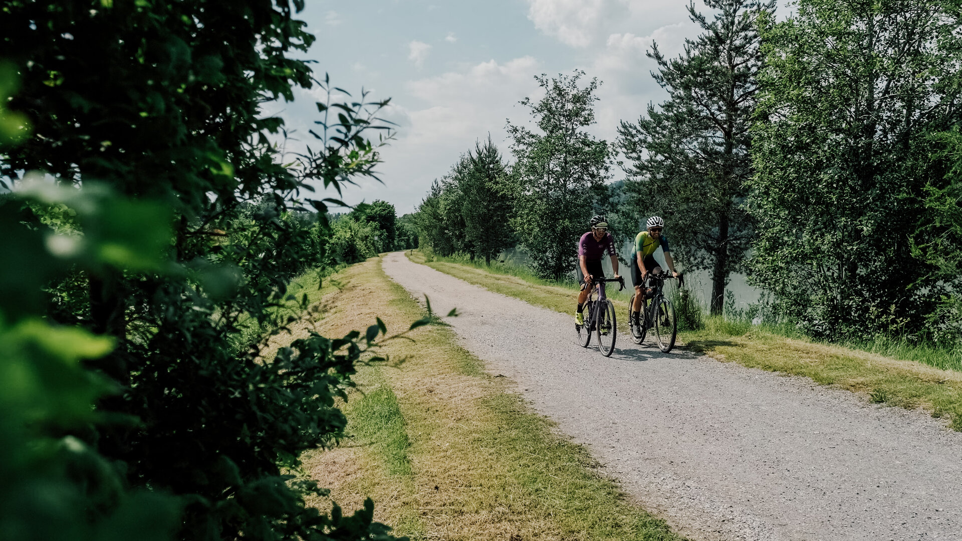 <p>Mit dem Gravelbike entlang des Drauradweges.</p><p>Gravelbike Touren. Vom Wörthersee aus mit dem Gravelbike Kärnten, Slowenien und Italien entdecken. Grenzenlos in der Natur biken und spannende Lost Places erleben.</p>