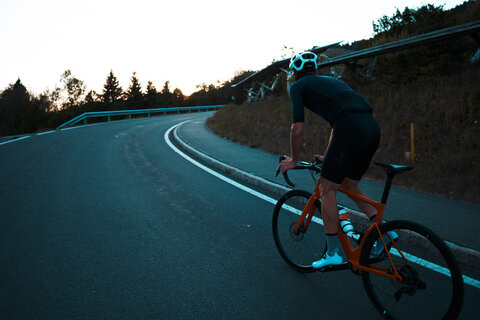 <p>Rennrad im Sonnenuntergang mit Johnny Hoogerland am Wörthersee. Velo Wörthersee, Rennrad in Kärnten.</p>