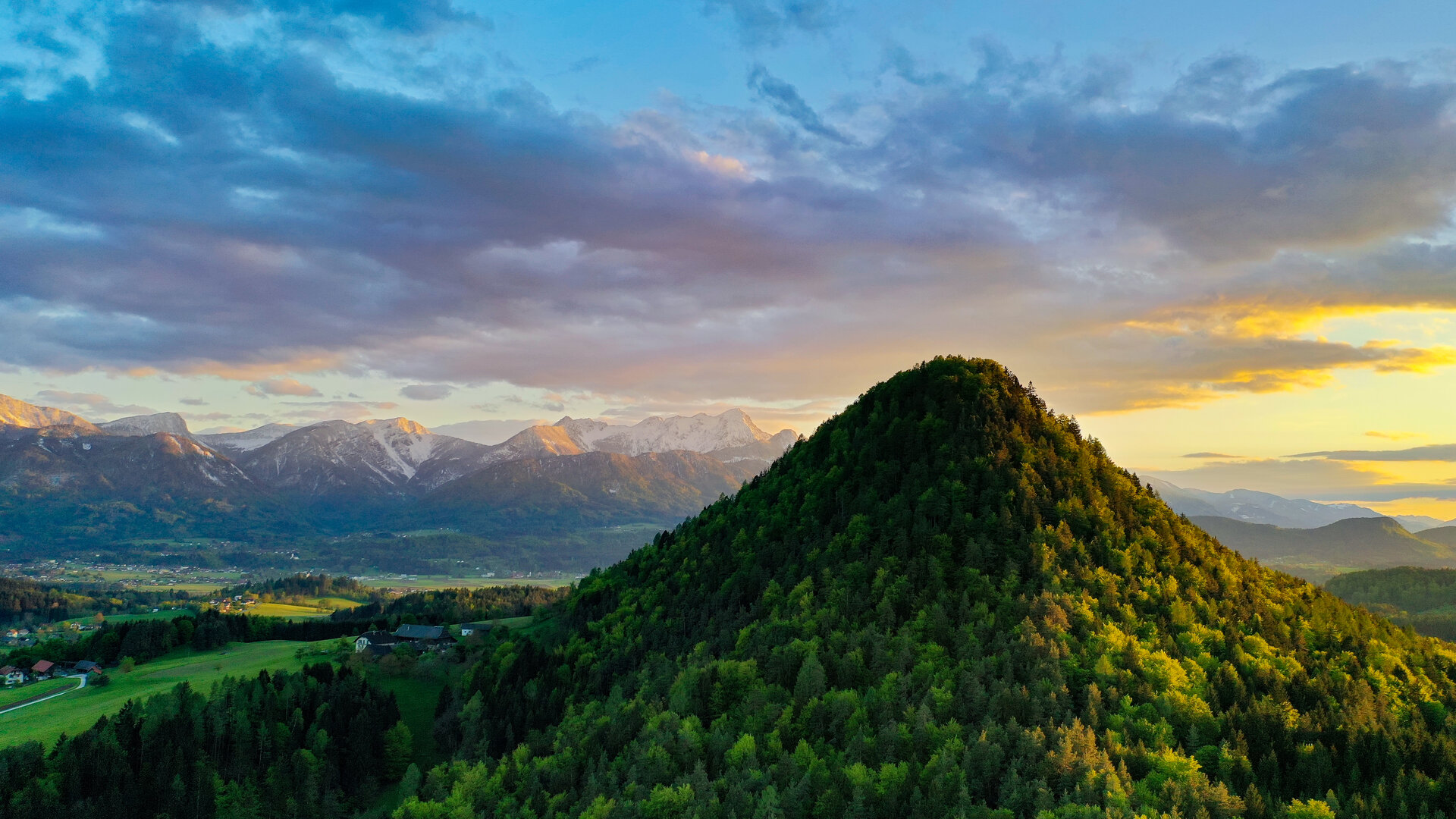 <p>Der 772 Meter hohe, sich markant vom Talboden abhebende Kathreinkogel, zwischen Drau und Westbucht des Wörthersees gelegen, war seit dem 7. Jahrtausend vor Christus besiedelt.&nbsp;</p>