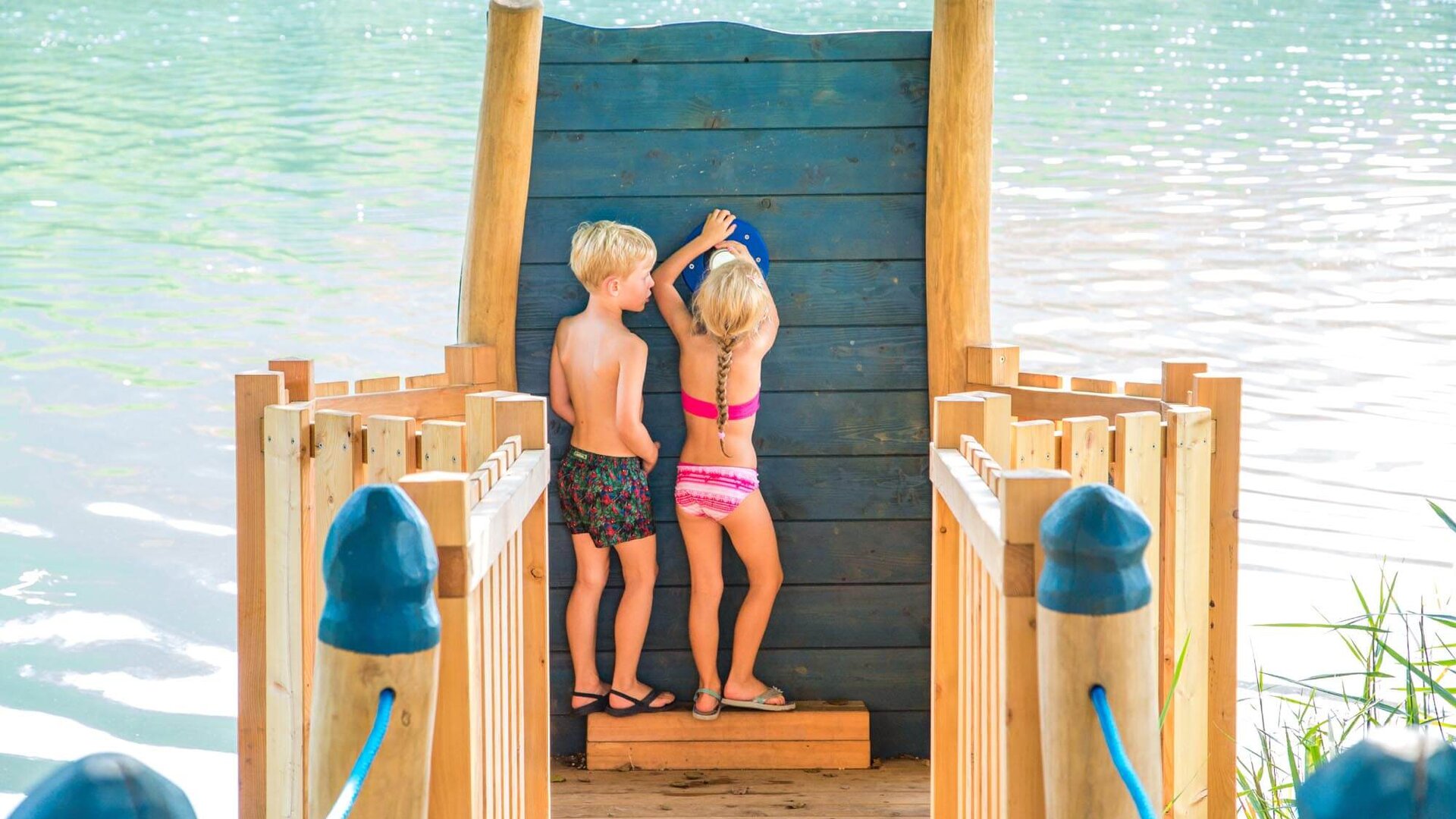 <p>Kinder bei Spiel und Spaß am Natur-Erlebnis-Spielplatz im Strandbad Rauschelesee.</p>