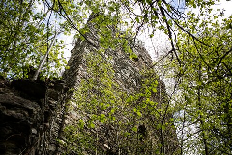 <p>Lost Places im Alpen-Adria-Raum. Verfallene und vergessen Gebäude bei den spannenden Gravelbike Touren vom Wörthersee aus entdecken.</p><p>Am Bild ein verfallener Turm der Burgruine Hochwart in der Nähe von Wernberg.</p>