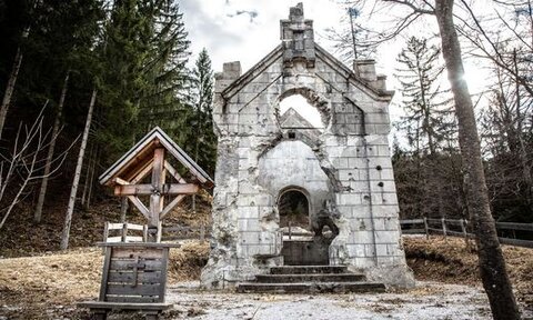 <p>Lost Places im Alpen-Adria-Raum. Verfallene und vergessen Gebäude bei den spannenden Gravelbike Touren vom Wörthersee aus entdecken.</p><p>Am Bild Friedhof und Kapelle der vergessenen Seelen bei Rosenbach.</p>