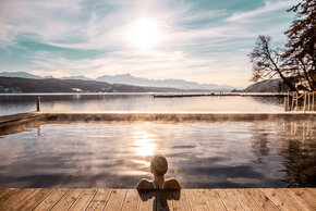 <p>Erholung im beheiztem Außenpool vom Hotel Schloss Seefels mit Blick zu den Karawanken.</p>