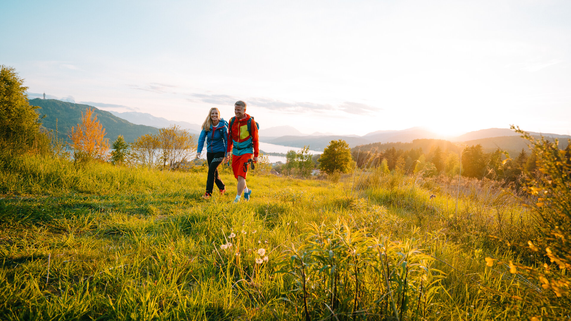 <p>Paar beim Wandern in den Hügeln und entlang des Ufers am Wörthersee.</p>