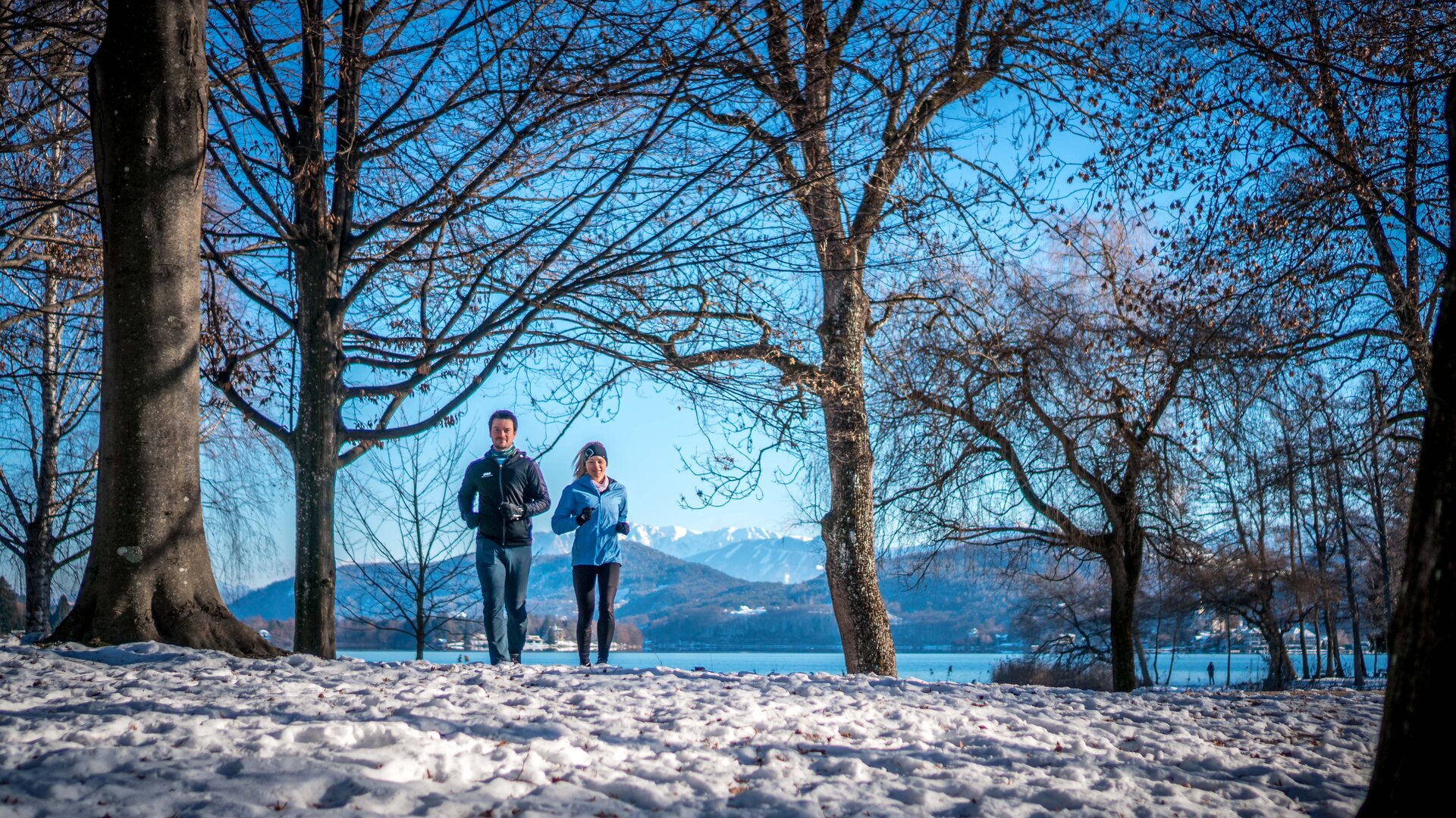 <p>Naturbelassene Landschaft, breite Wege, sanfte Hügel, traumhafte Aussichtspunkte auf das verschneite Land, die goldenen Sonnenstrahlen und jede Menge Routen, sofern diese eis- und schneefrei sind. Dabei geht es nicht darum, den höchsten Berg zu erklimmen oder sich Zeitlimits zu setzen, sondern darum, die Seele spazieren zu führen. Der Wörthersee und das 4-Seental Keutschach bieten für Winterwanderer ein herrliches Ambiente.&nbsp;</p>